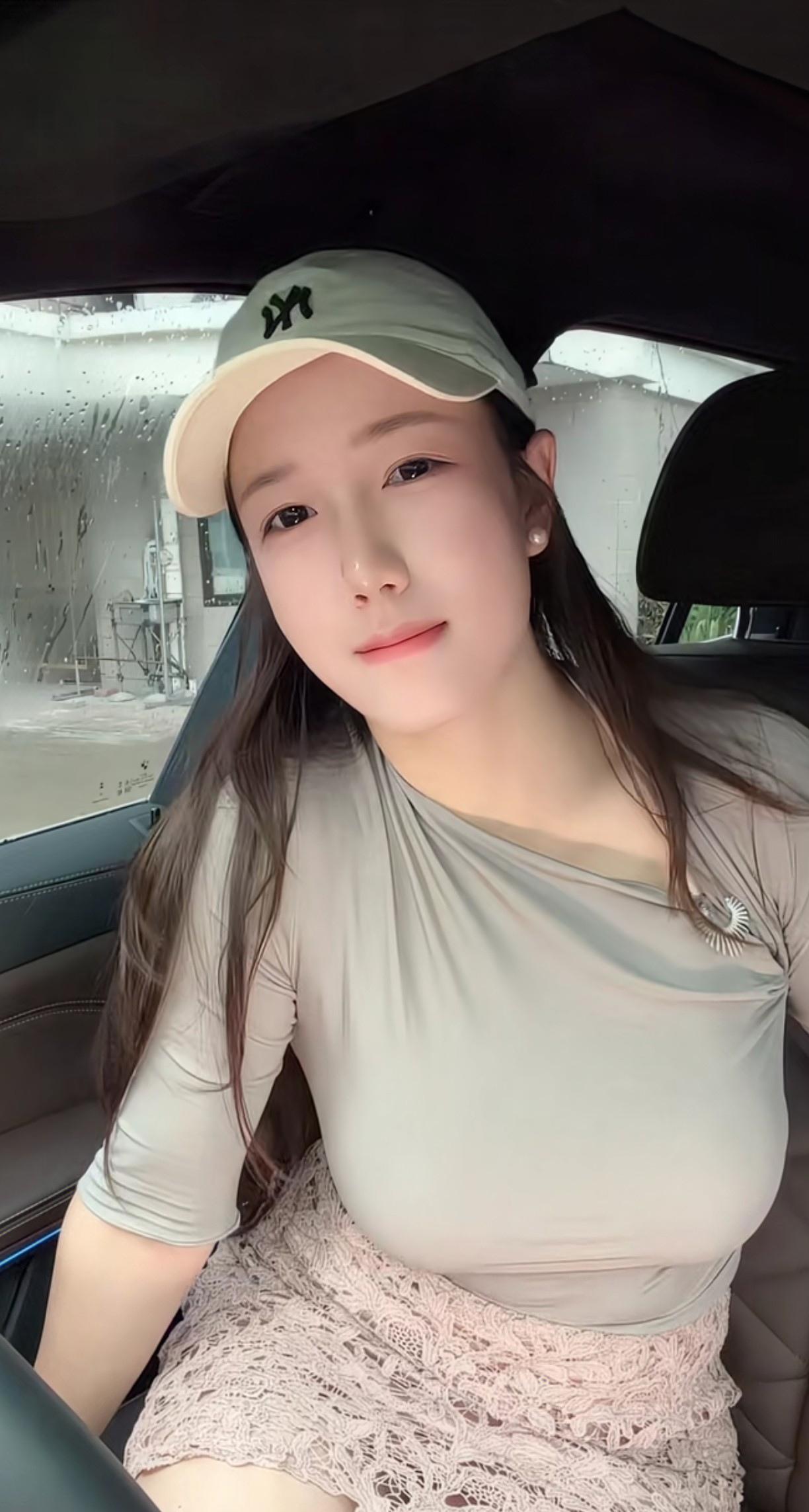 女孩在车里才能放飞自我。