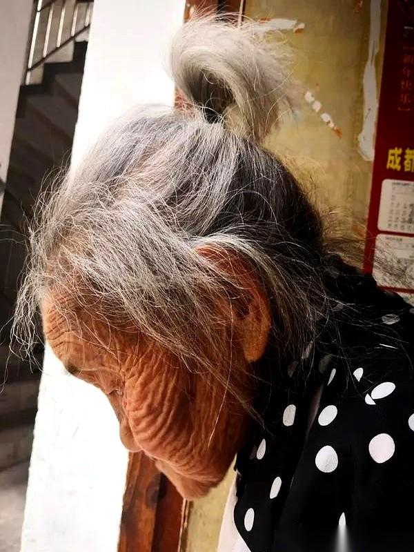 95岁的老太太，硬生生把四个年过半百的亲生儿子送上了被告席。你以为是儿子们忤逆
