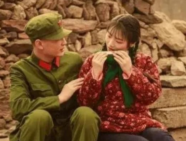 1968年，知青朱启龙参军出发前夜，他的女友说道不论多久，都会等你回来！不料2年
