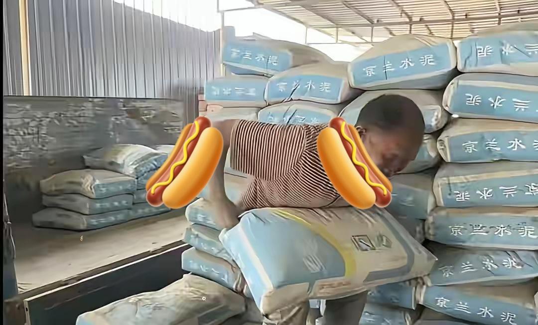 保定水泥销售点这个老板应该一次性付清残障大叔的工资，并对强迫劳动一事作出补偿。不