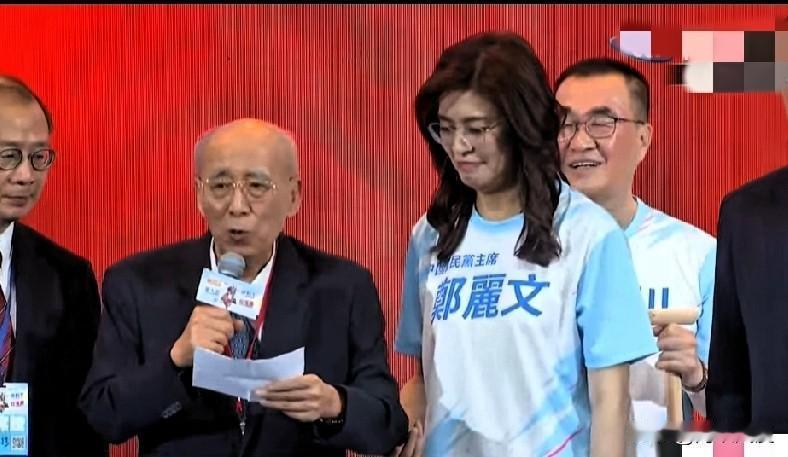 87岁的吴伯雄来了，65岁的朱立伦躲了！当87岁的伯公拖着虚弱的身体，奋力喊出“
