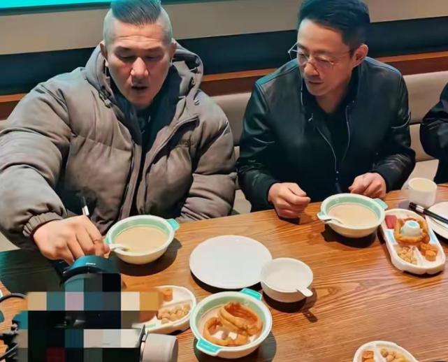 说句实在话别骂馆长没礼貌！馆长这次确实露怯了。在北京那种场合，规矩