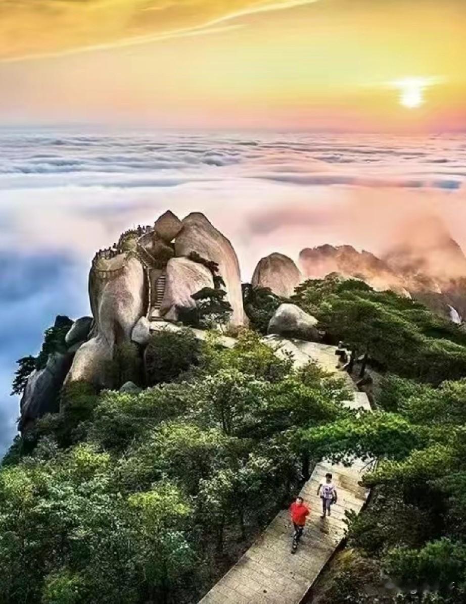“登天柱，得天助”，这不仅是一句口号，更是千年名山对攀登者的深情祝福。天柱山自古