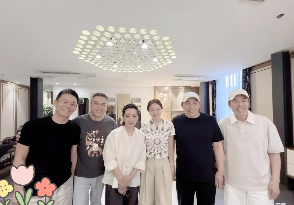 76岁的张艺谋，终究败给了岁月！一张罕见同框照，扯开了老夫少妻残酷的现实。