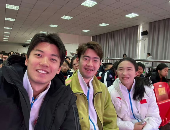 陈妤颉很喜欢汪顺和王昶，合影都站他俩之间
