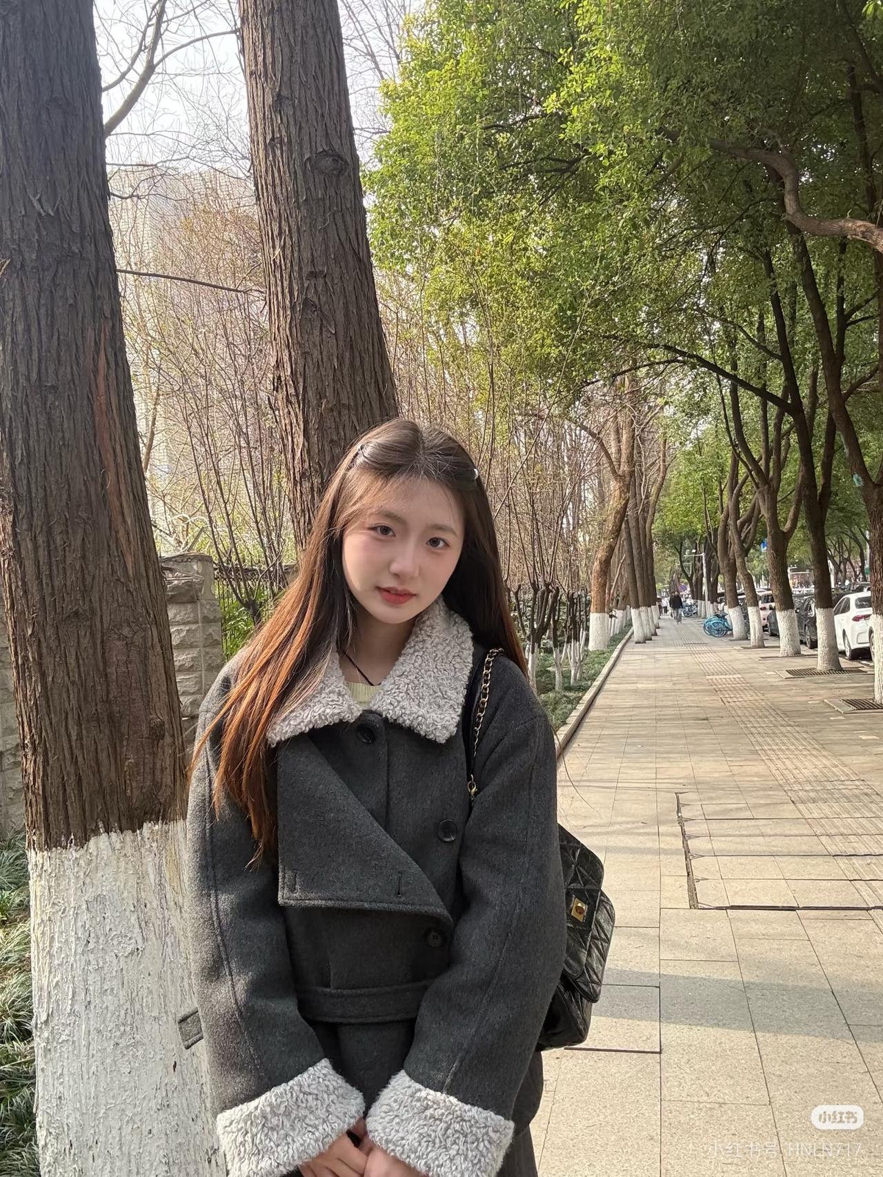 绿树依人立，春风拂面来。