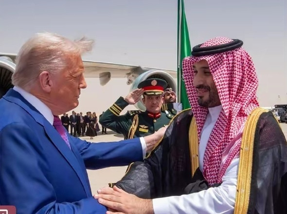 中东的王爷们虽然胆小，但人家并不笨，这些美国的精英还以为人人都是泽连斯基吧！自