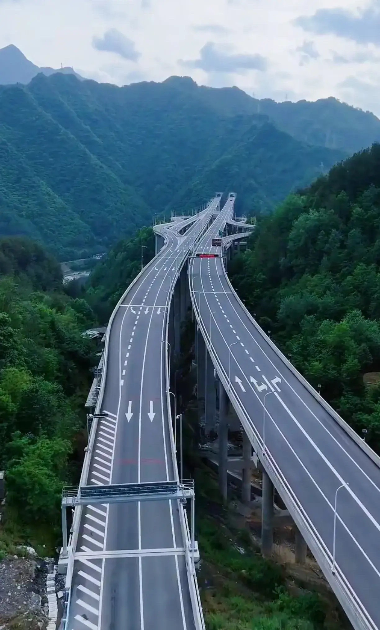 现在很多人都在抨击地方政府债务，认为当初地方就不该这么盲目地借钱搞各种基础设施工