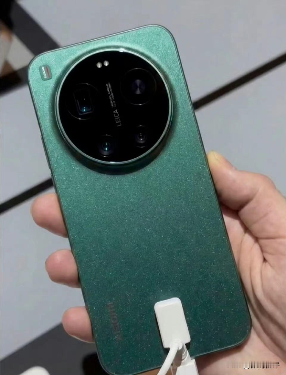 小米17Ultra线下真机照都来了[思考]好看吗？[滑稽笑]今天就要发布了，这个星