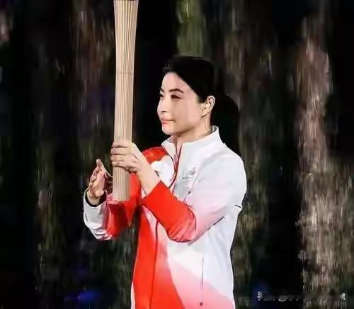 甜度超标！郭晶晶瞒霍震霆当火炬手，公公现场拆盲盒笑成表情包十五运会开幕式最