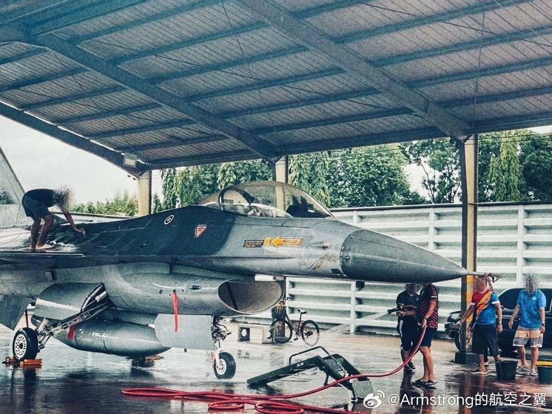 泰国空军洗F-16，很有东南亚风情泰柬冲突