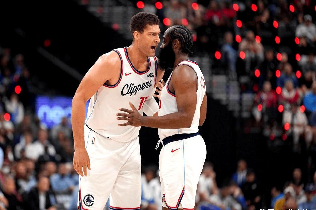 34岁哈登又砍31分！大洛佩斯赛后一句话把我看愣：他关键回合的统治力，跟火