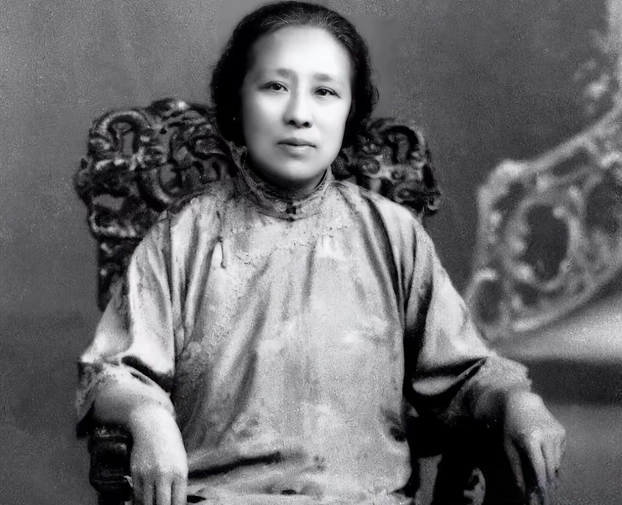 这个女人，蒋介石不敢动她，汪精卫见了绕道走。她一巴掌扇过汪精卫老婆，一句话骂得蒋