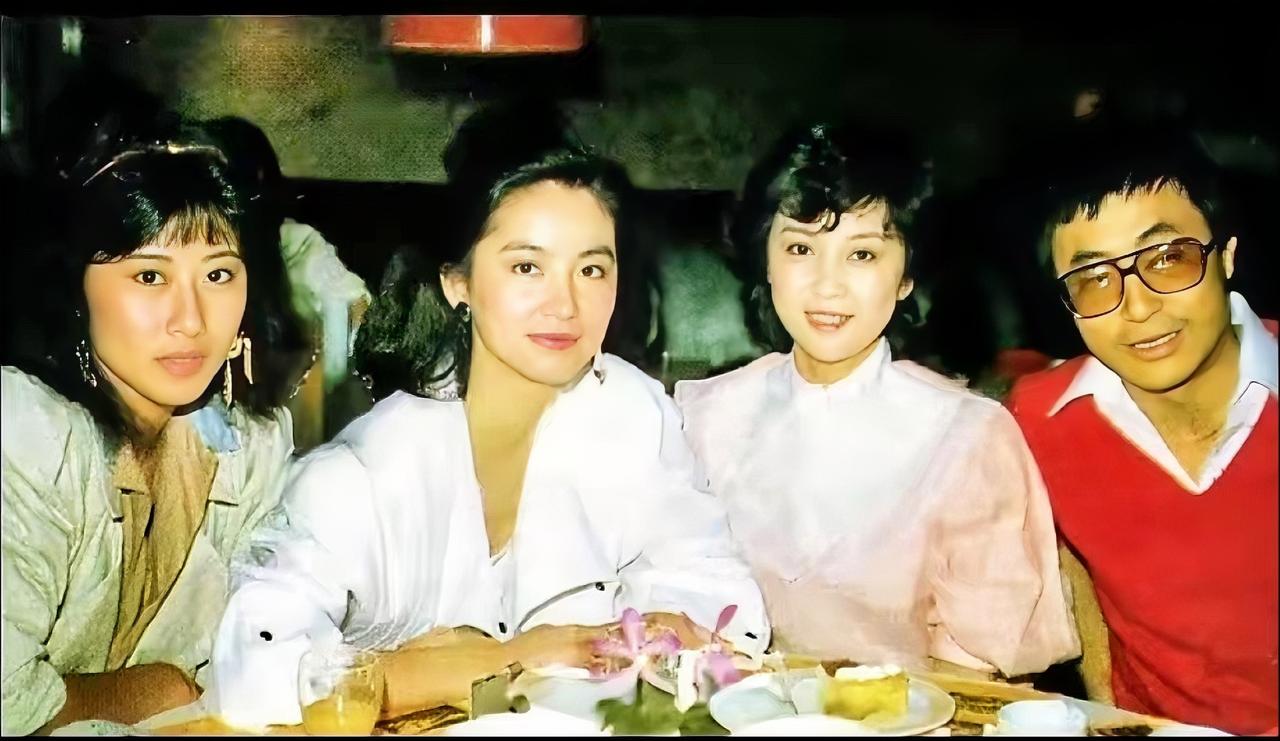 1983年香港九龙喜来登酒店，刘家昌、甄珍夫妇邀约林青霞、叶倩文聚餐，拍下这张珍