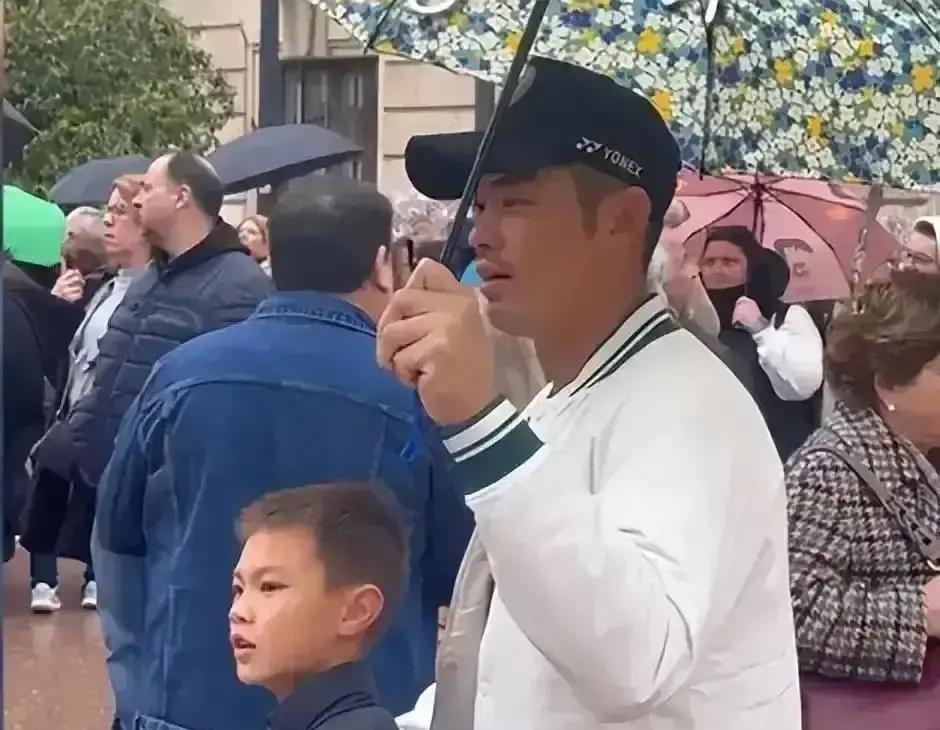 儿子改打网球第7天，林丹全家搬空北京别墅西班牙签证官都惊了：一家五口行李全