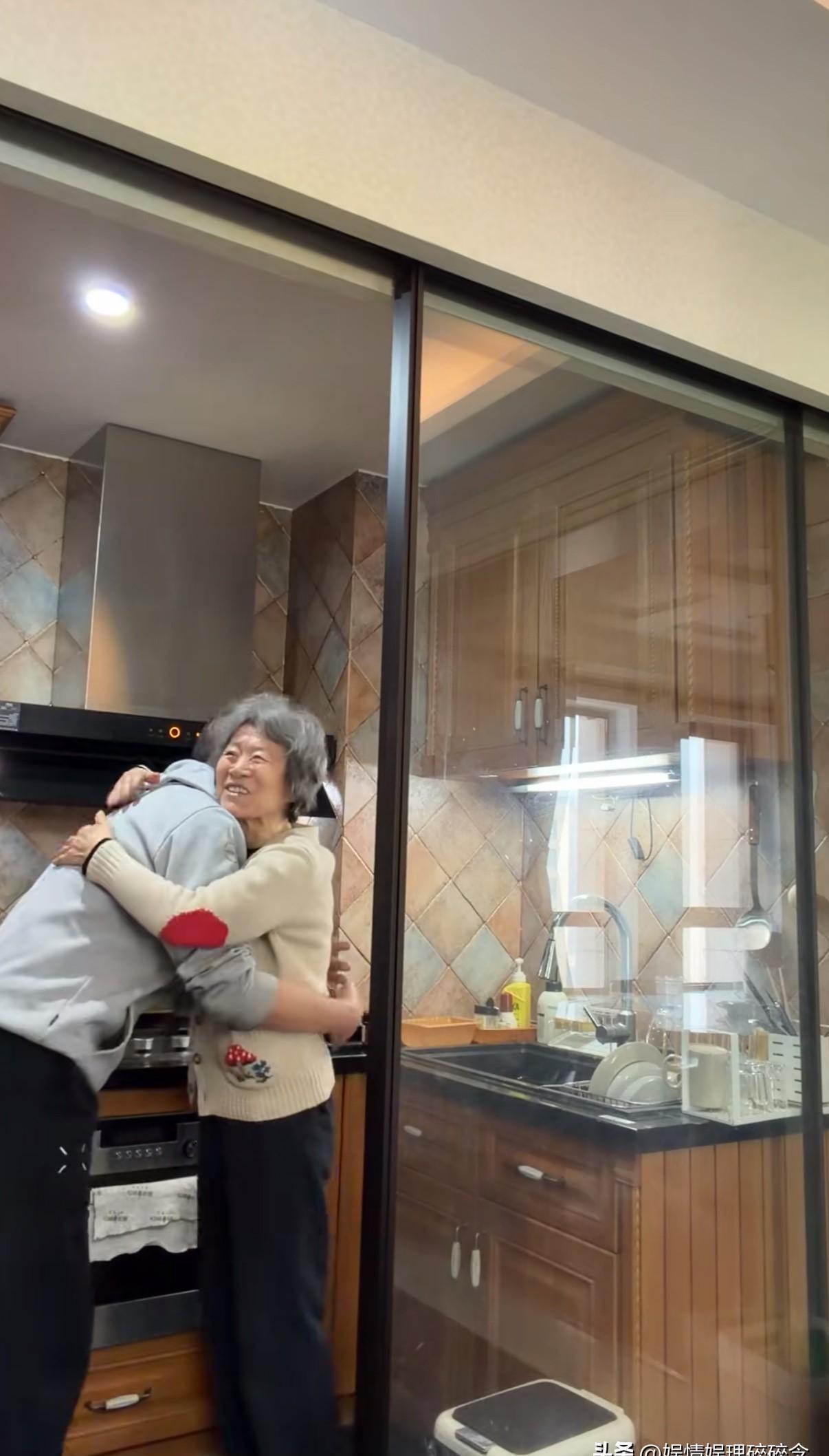 你敢信？李亚鹏当着百万网友哭崩！死死抱住搓元宵的老母亲不肯撒手他说刚翻到李