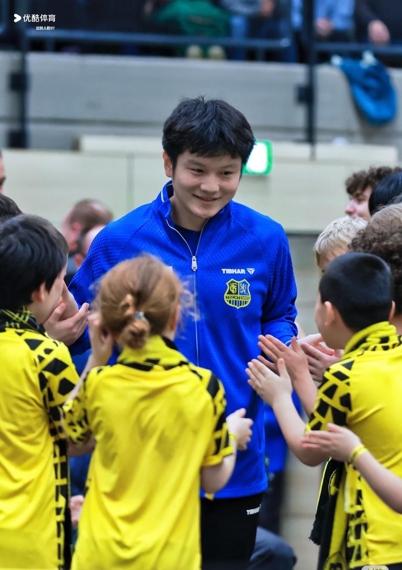 樊振东特别的出场方式——赛前的“残夏”给东哥听醉了多特蒙德俱乐部估计也是知道