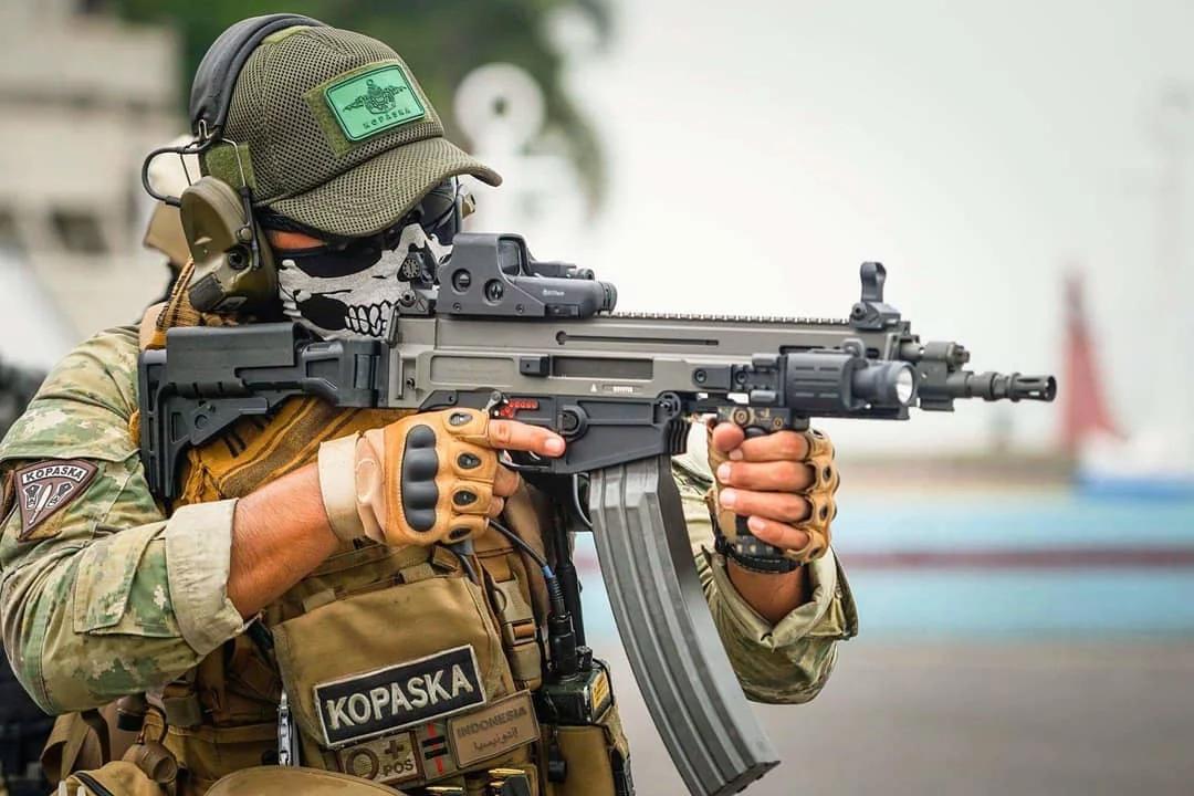印度尼西亚海军SF(KOPASKA)士兵使用CZ805BREN5.