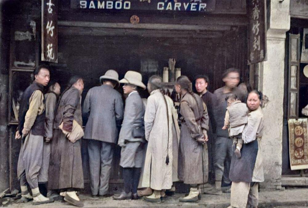 1910年，晚清神医自称梦到未来的新中国，没有租界和治外法权，到处高楼大厦，飞船