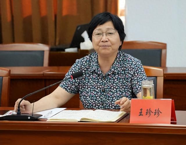 王珍珍, 多次收受老板送的高档香烟、白酒及手机