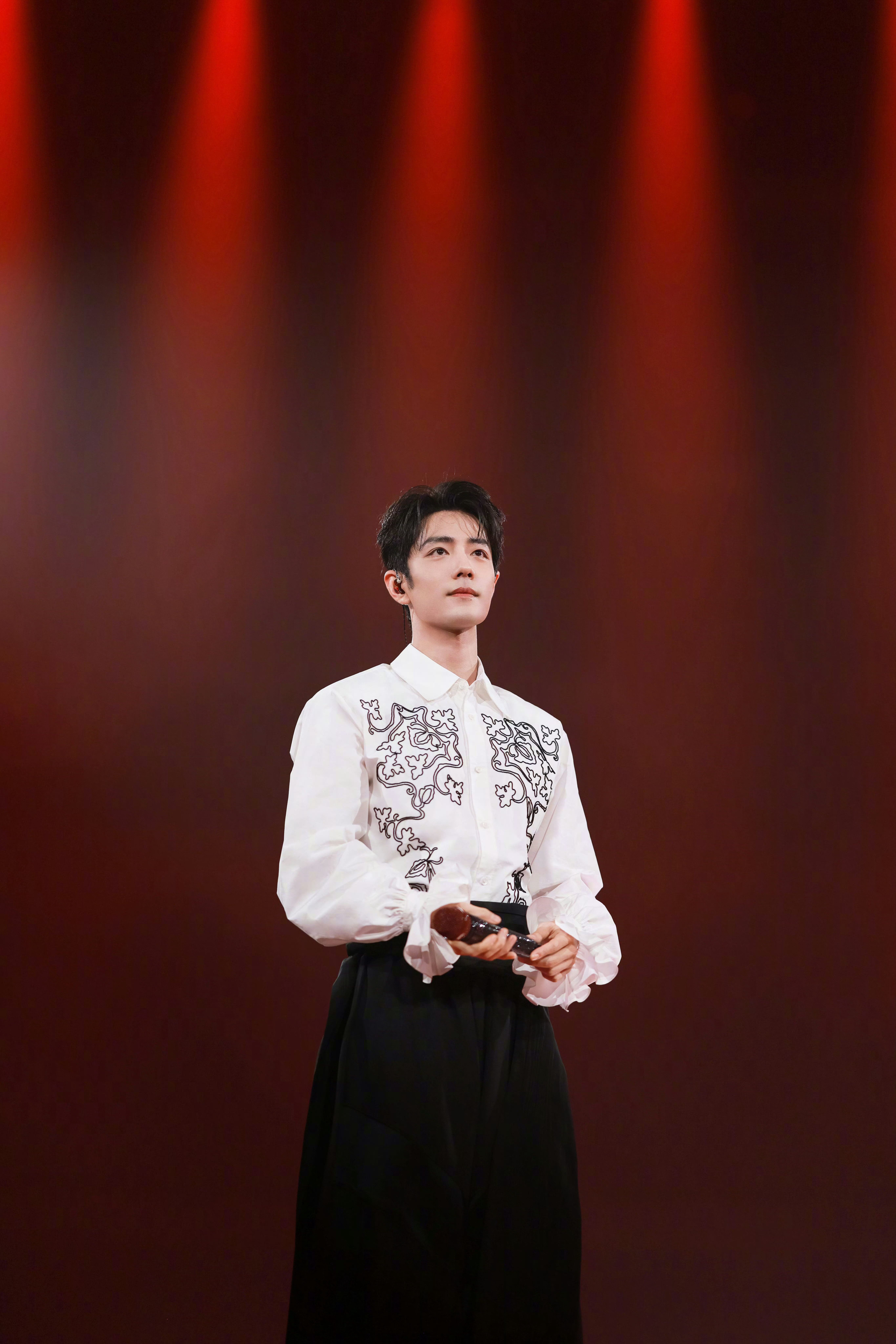 FocusStar肖战惊喜亮相那英北京演唱会，身着VIVIANO2027春夏系