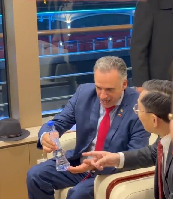 乌拉圭总统乘船赏上海夜景，带火“东方明珠矿泉水”！2月5日晚，总统先生乘船夜游黄