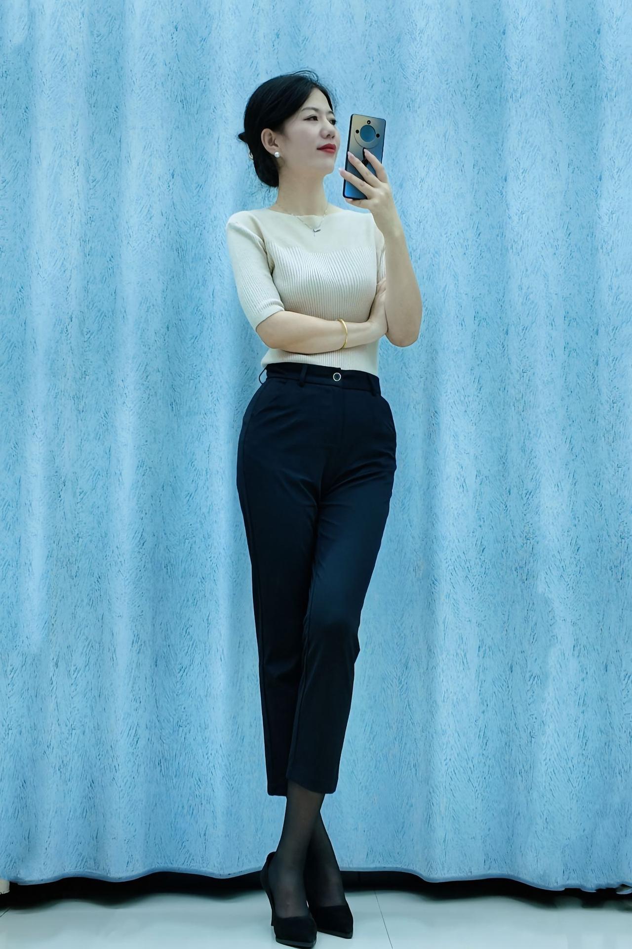 优雅气质穿搭，蓝色背景下的时尚自拍
