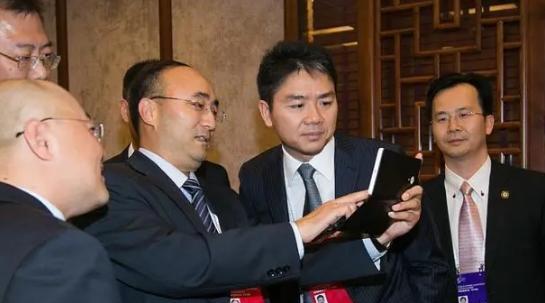2010年，身价400亿的张磊在法国滑雪，刘强东给他连打7个电话借钱7500万美