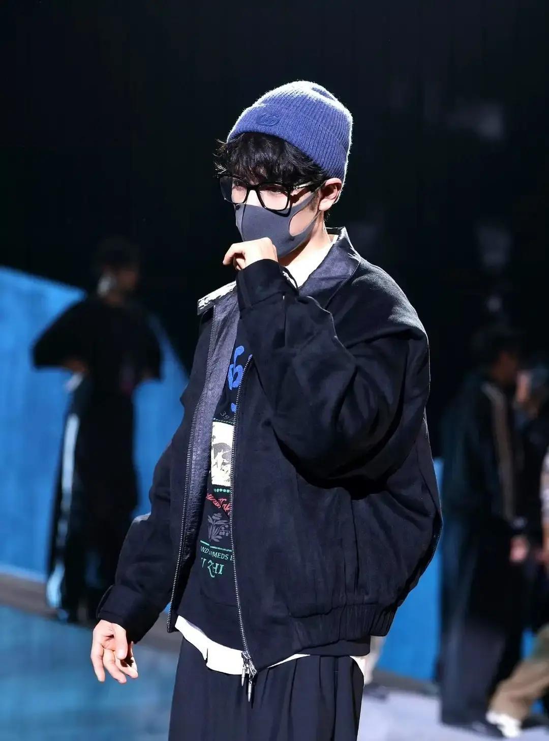 肖战压轴3首歌，收视破3！东方卫视把零点留给他，连唱带跳，一口气顶满十分钟