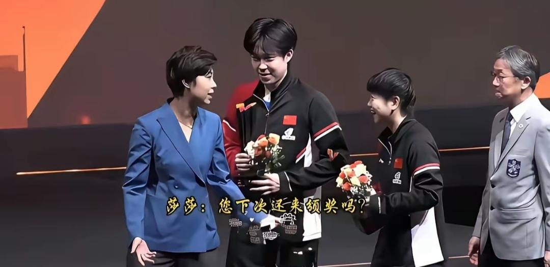 莎莎：“宁姐你下次还来颁奖吗？”张怡宁：“来，肯定来。不颁奖也来看你比赛。”