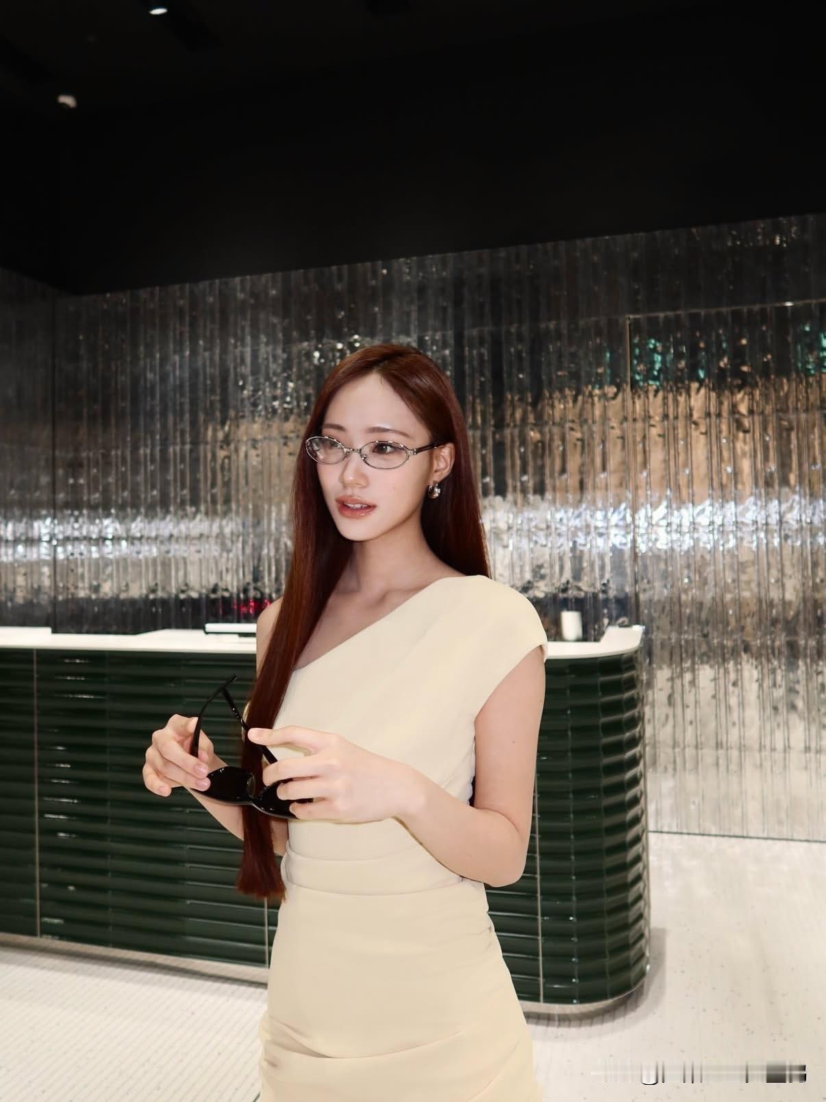 小S二女儿Lily活动生图流出，干净双眸自带温柔大女主气场，活动连换多款墨镜，冷