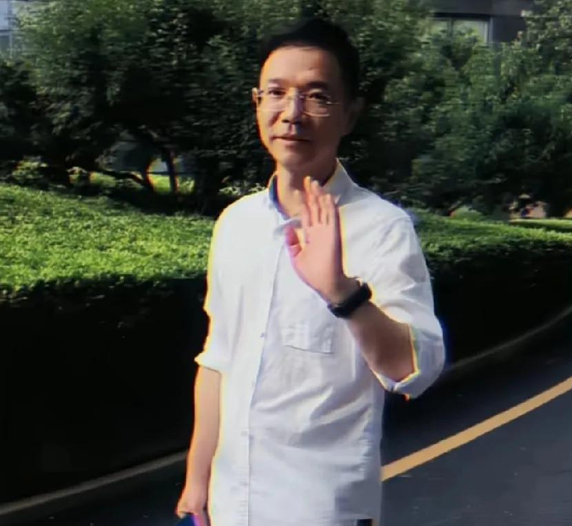 天快亮了，家人们，李老师带来了好消息！李老师最新发布的作品中，表达了光明