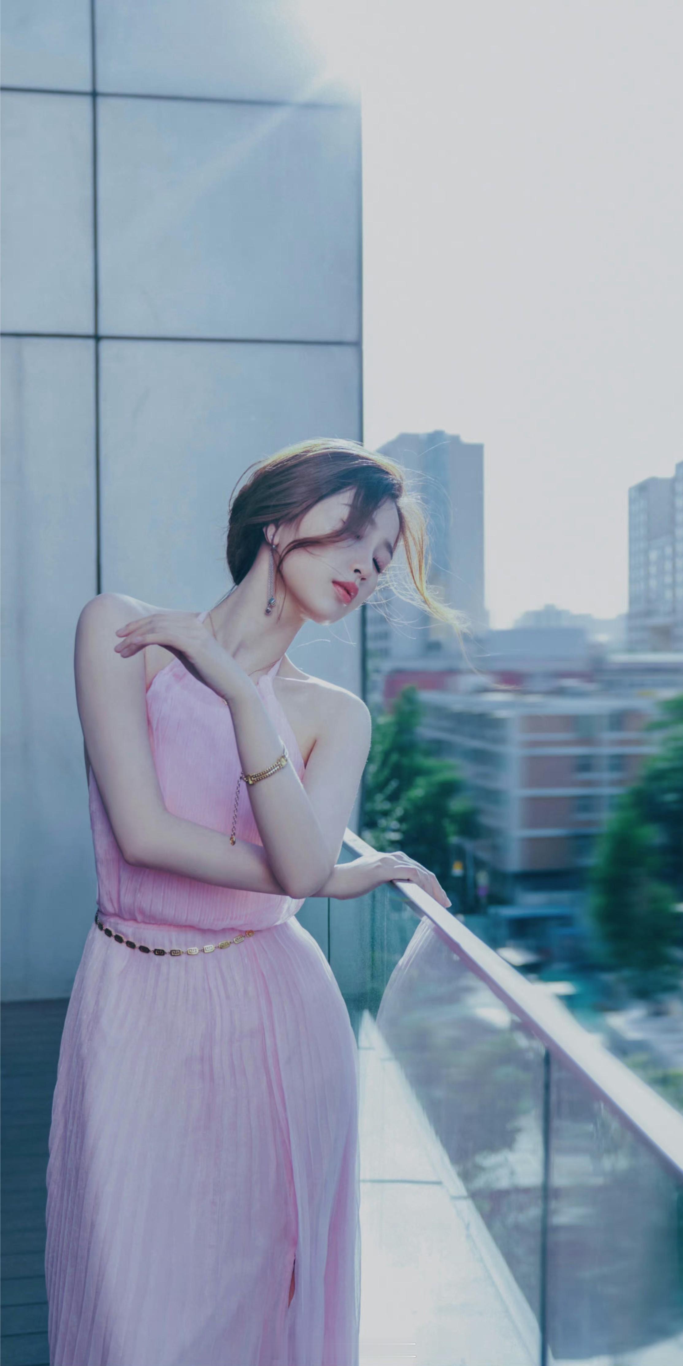 虞书欣粉色纱裙写真