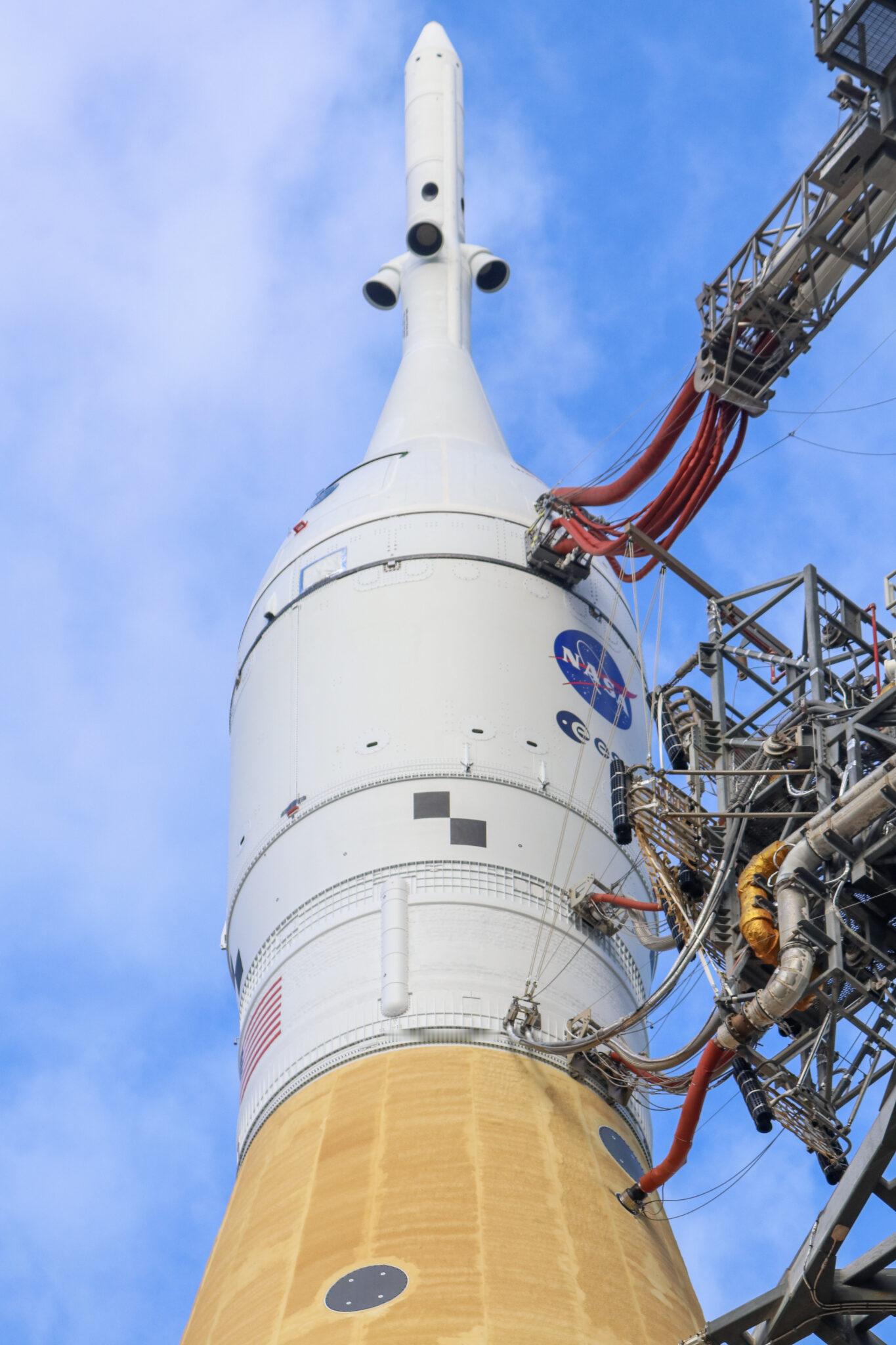 前一天，NASA还在为阿尔忒弥斯二号的发射窗口做最后的准备。第二天清晨，一条消息