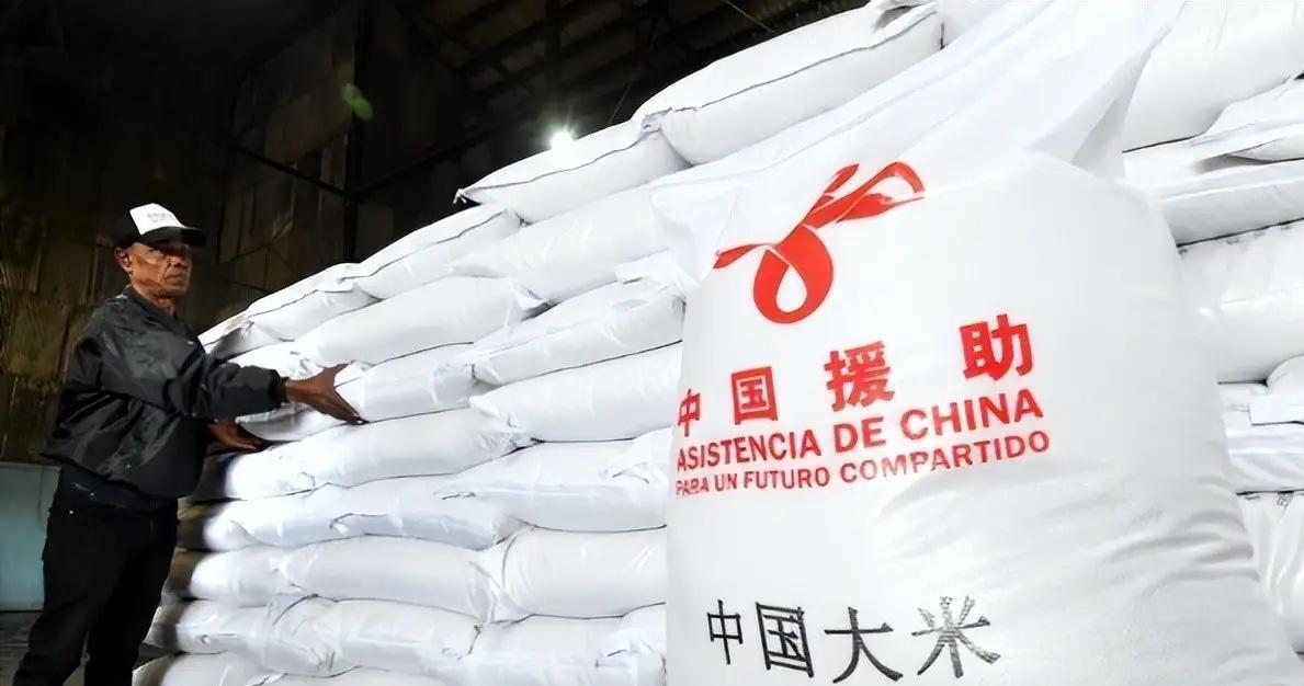 最近，又有运粮船只运抵古巴哈瓦那港码头，这次船载的是1.5万吨大米，这也是今年第