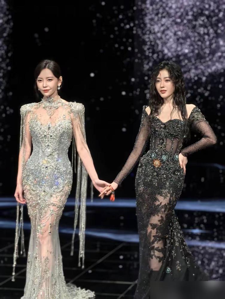 刘涛被一件礼服锁死在沙发扶手上，王耀庆都看傻了。Elle盛典上，她那身黑红