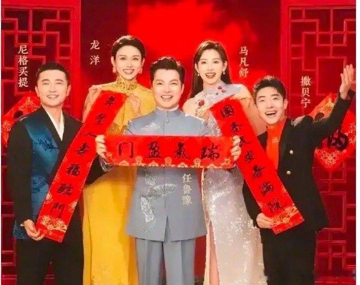 零点倒计时前任鲁豫的眼神一直在往旁边瞟，不是因为他记不住台词要看提词器，也不是因