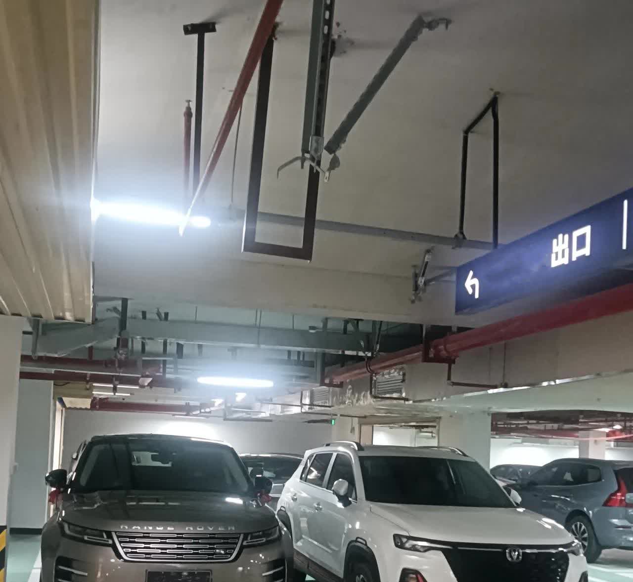 路虎的衰败包含但不限于这两个致命原因：1、推出低端车型；2、经济下行