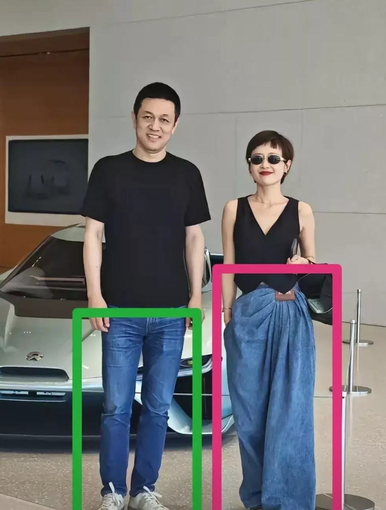 李斌帅呆了，衣着打扮非常得体，旁边蹭热度的女士是谁？这是牛仔裤还是牛仔裙？太拉风