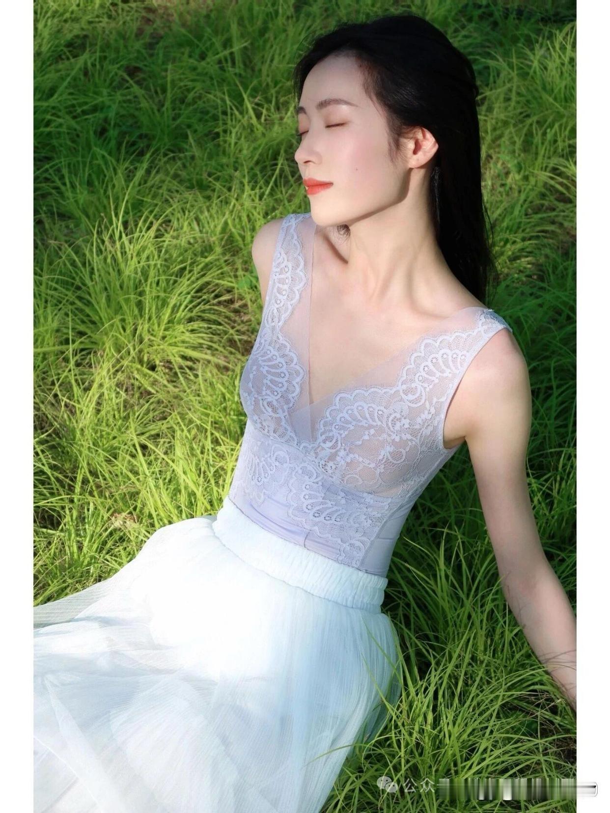 夏日午后，绿意盎然，少女背对镜头，优雅动人。