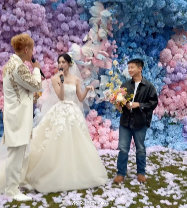 徐艺洋侄子抢到了捧花徐艺洋侄子抢到了捧花（​​​