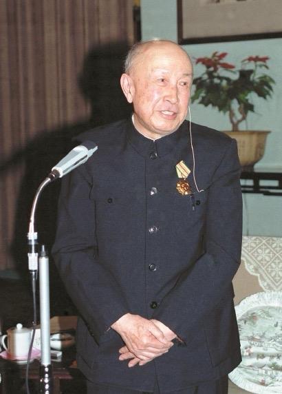 1964年，钱学森在家吃晚饭时，突然闻到了一道菜的味道有些发苦，就皱了皱眉，对家