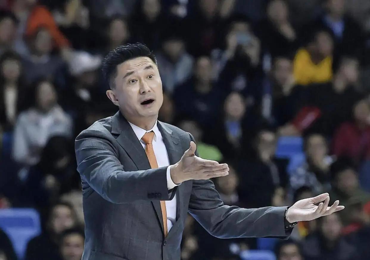广东宏远大胜广州龙狮的原因是杜锋在否定过去自己的小球打法。今天广东宏远最大的变化