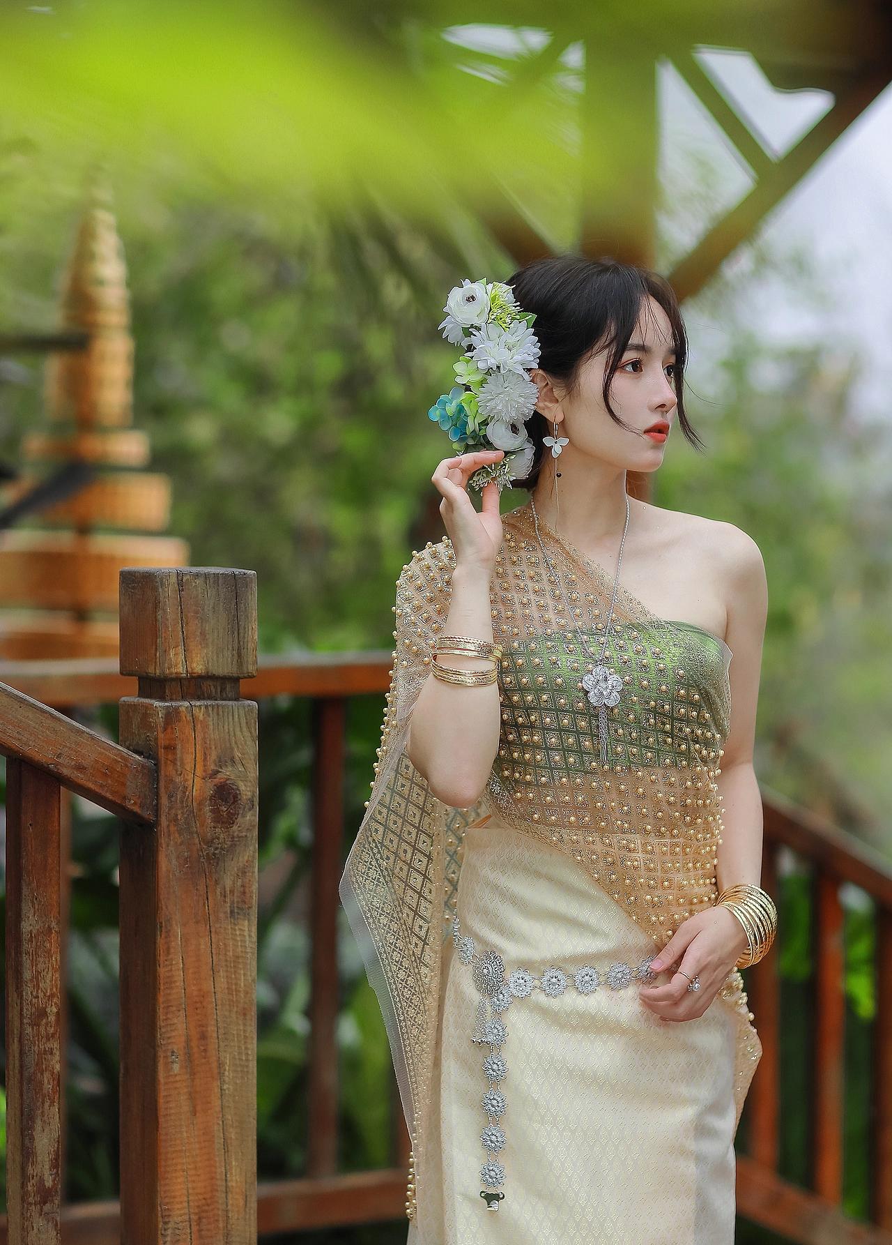 花簪映碧玉，裙摆舞春风。簪玉红妆蝶恋花发钗粉色流苏发簪牡丹花气质发簪碧玉