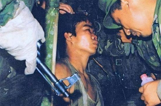 1986年，年仅17岁的战士孟宪伟满身是血，胸口插着钢刀，硬是一步步走到了我军军
