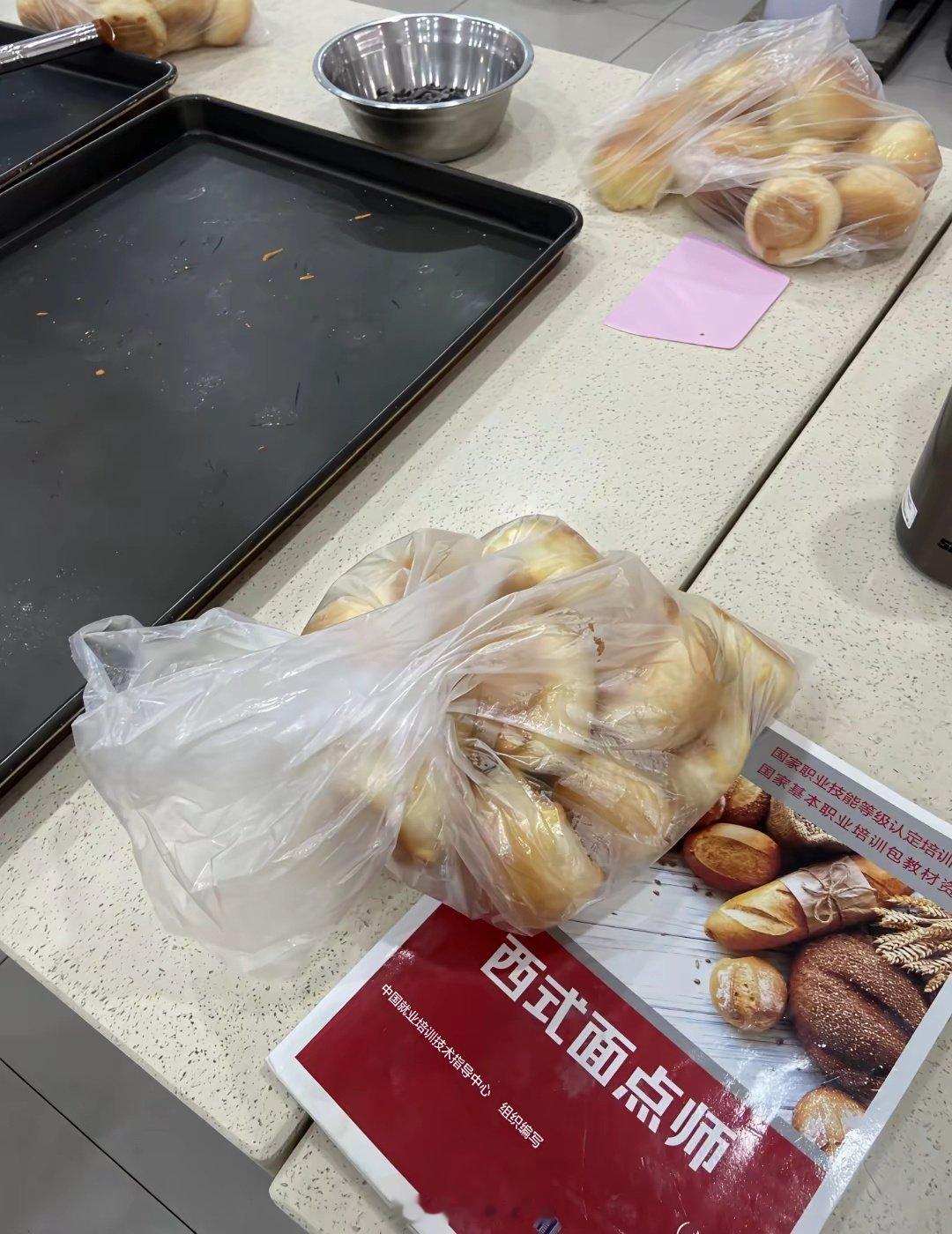 怕你失业在家找不到工作，深圳人社局还有免费技能培训，政府全额补贴。什么ai培训，月嫂，无人机，中式面