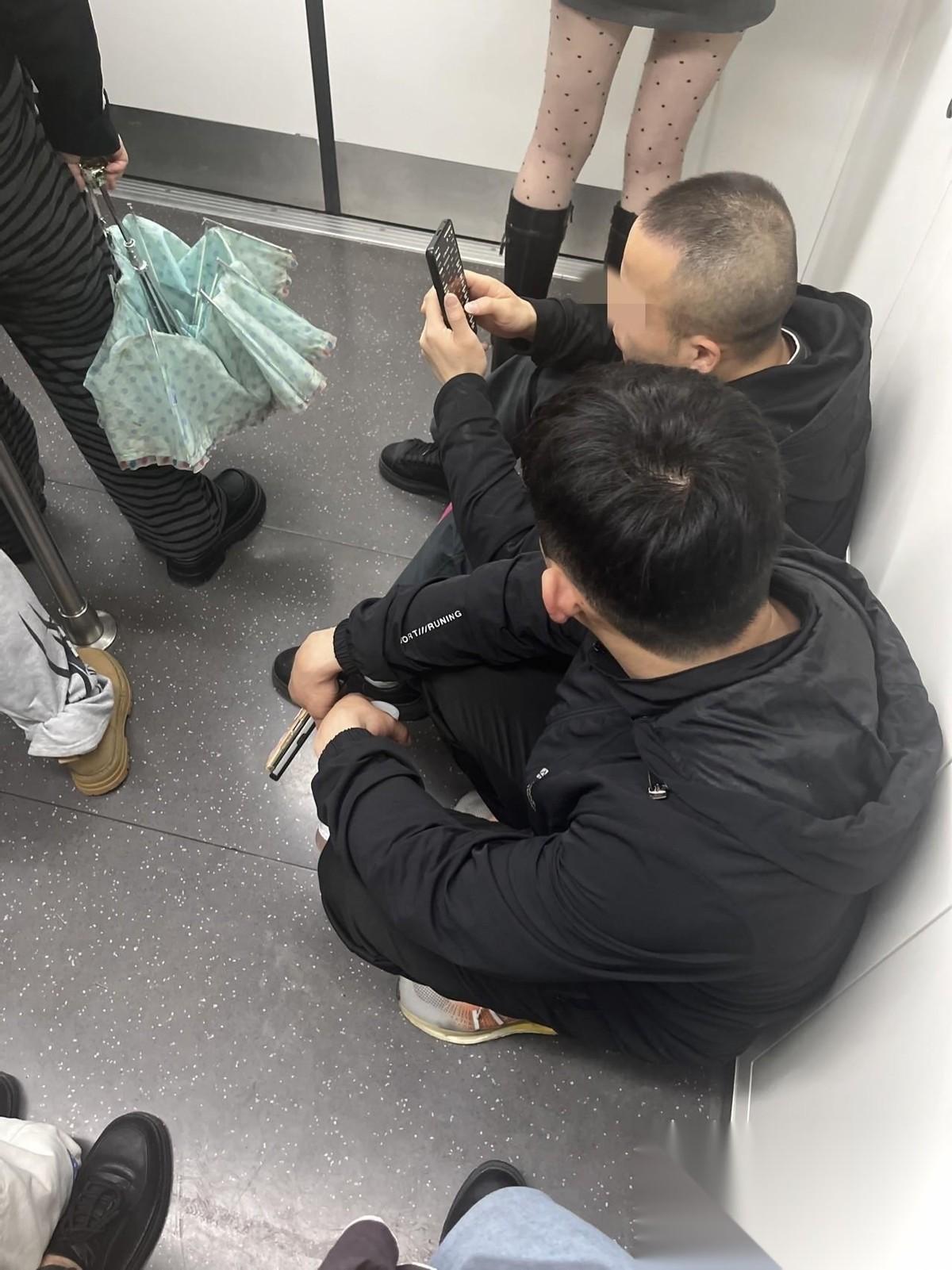 除武汉地铁2号线外，4号线也是一条相对比较繁忙的线路，早晚高峰期，乘坐的乘客也非