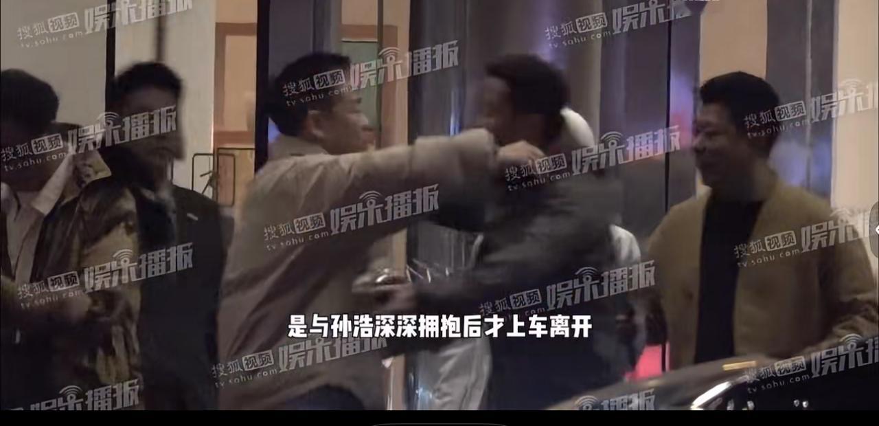 孙浩当街小便被爆光。笑死，当明星真的不容易。孙浩近日与杨坤、左小青等朋友吃饭