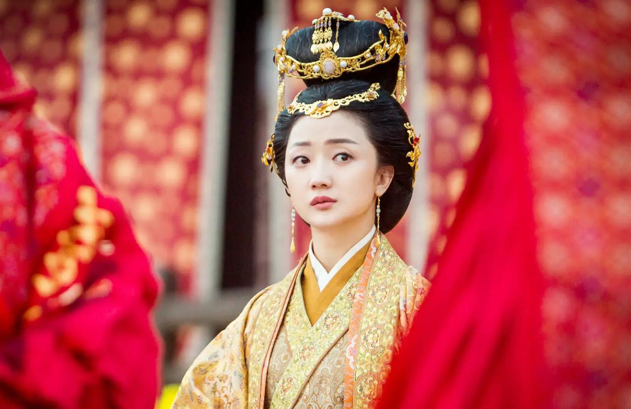 皇帝洗手时看了宫女一眼，随口说了句：这手真白。第二天，他收到皇后送来的一个食盒。