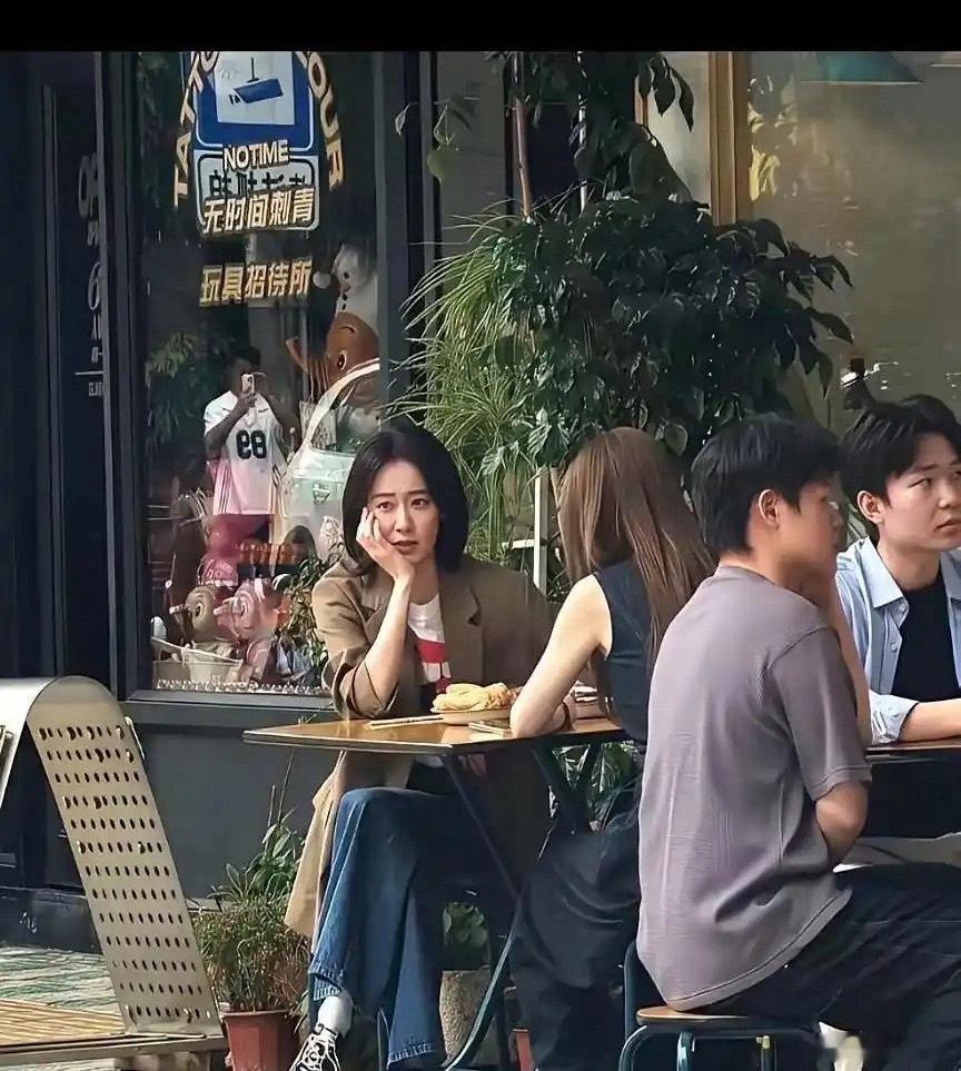 张小斐解约后，拒绝所有红毯和宣传，一头扎进贾玲的新剧组，外界都说她“糊”了。流量